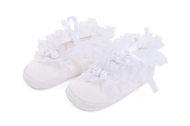 White baby shoes with fyonka