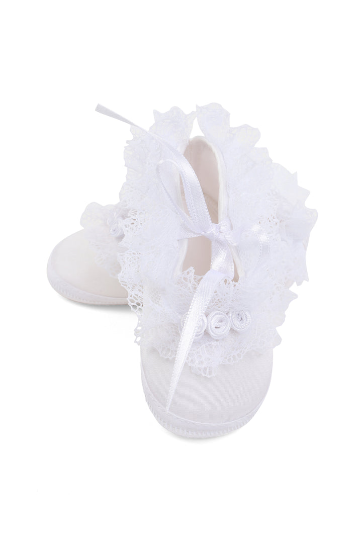 White baby shoes with fyonka