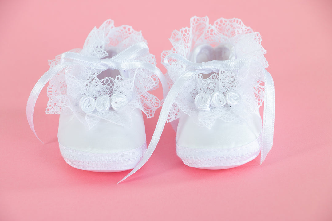 White baby shoes with fyonka