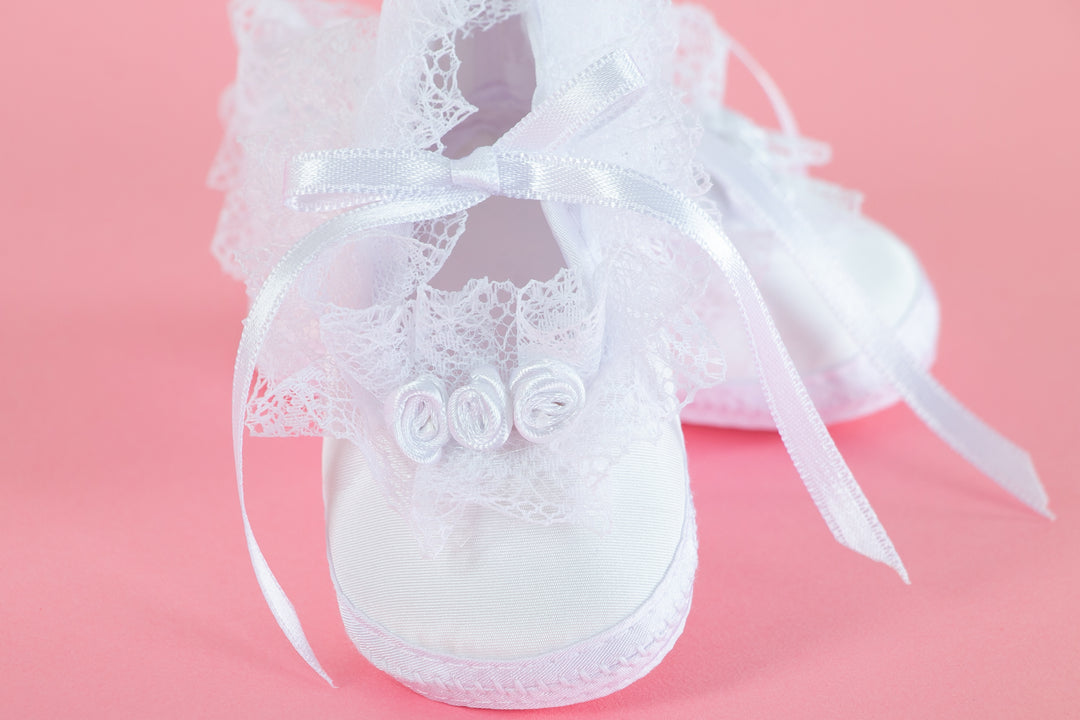 White baby shoes with fyonka